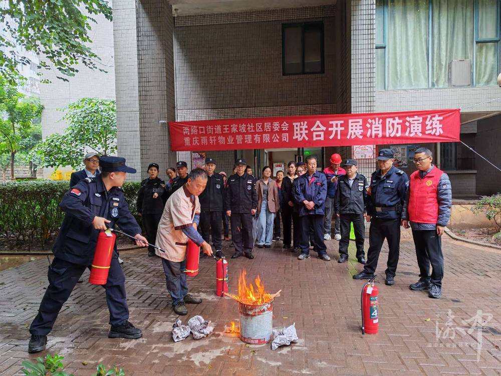 两路口街道：消防演练筑防线居民实操学自救