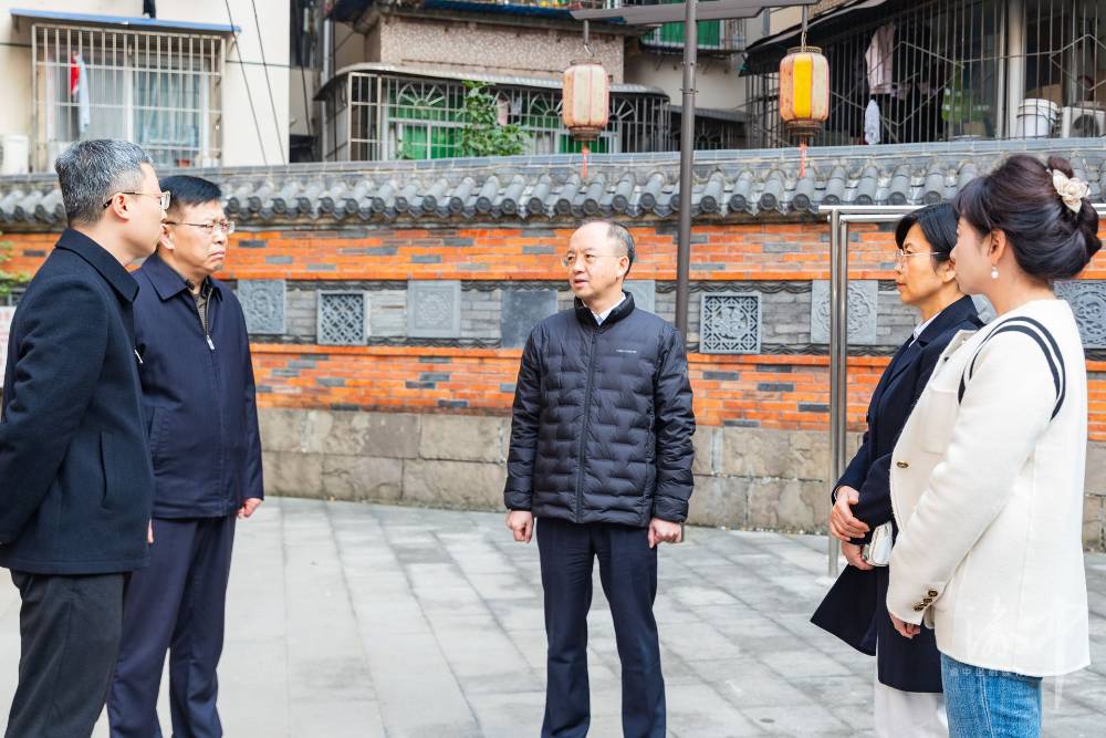 渝中区委书记黄茂军进基层宣讲市委六届八次全会精神并调研督导城市文明建设和安全韧性城市建设工作把为民惠民利民理念贯穿始终不断增强群众获得感幸福感安全感